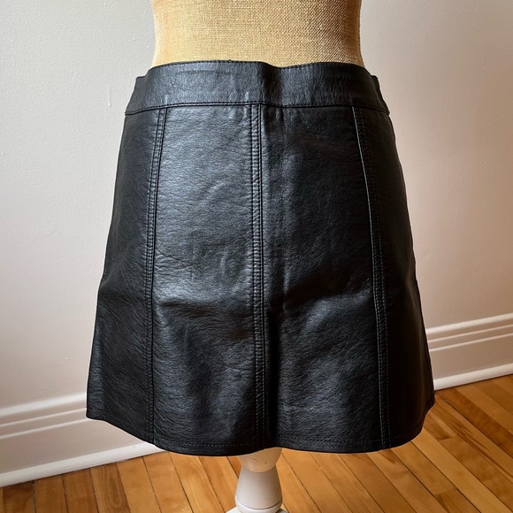 Pleather mini skirt with snap buttons and pockets - Picture 3 of 6